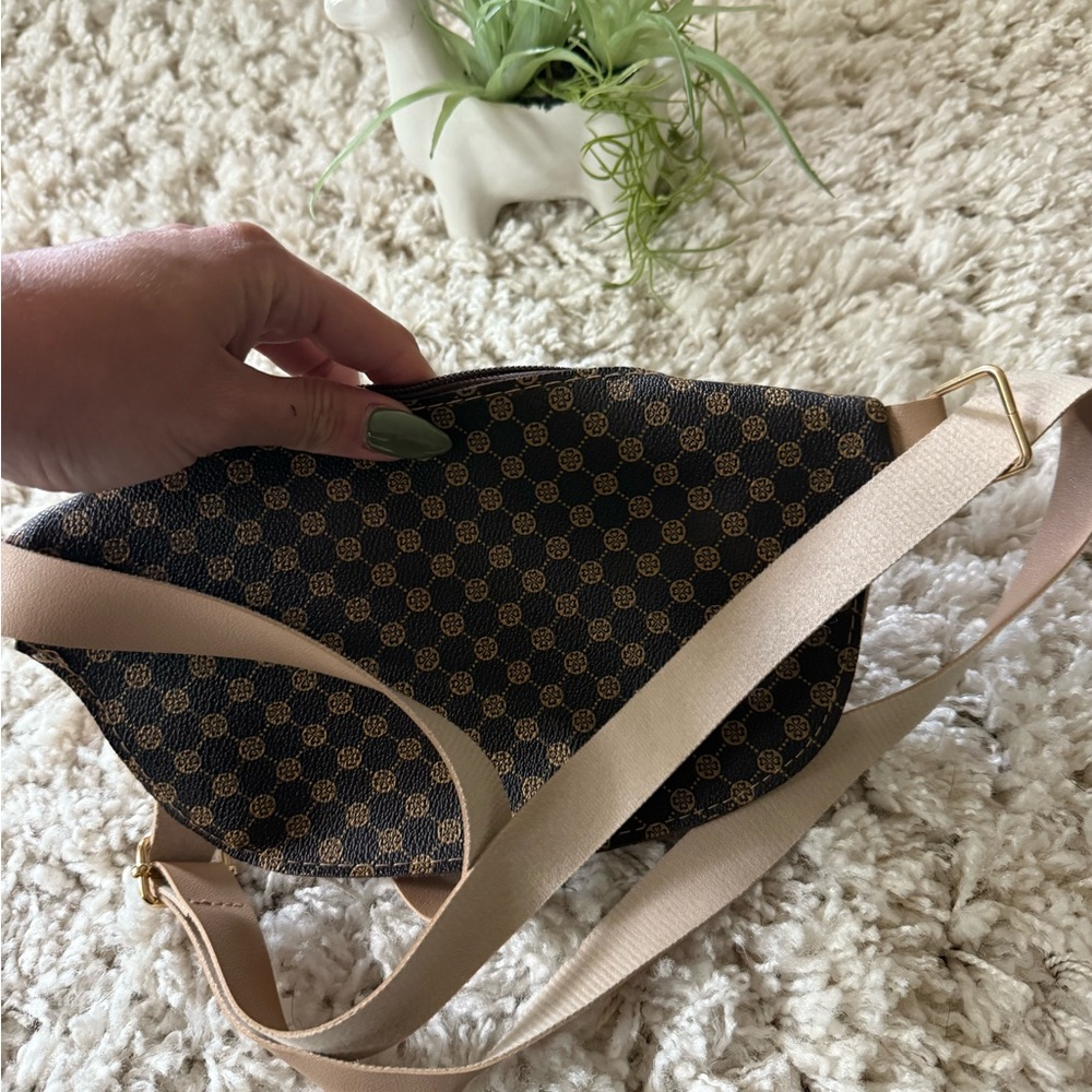 Chic Designer Tan and Brown Crossbody Bag - Picture 4 of 4